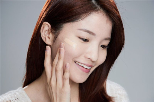 上妆时间愈久妆感愈漂亮，肌肤之钥钻光柔雾修护粉底液  第3张