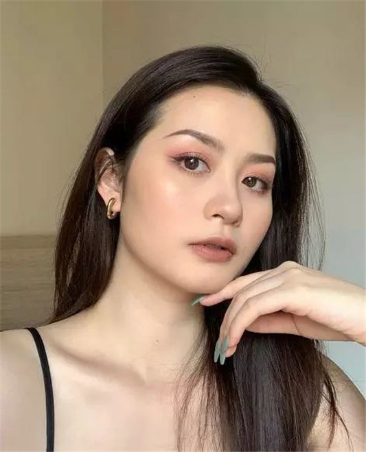 为什么有些女人化妆很在行，却化不出美人感大概是这几点