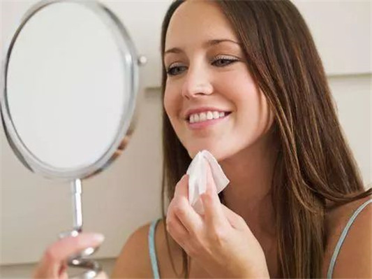 女生在卸妆时谨记「3要2不要」轻松洗出干净脸