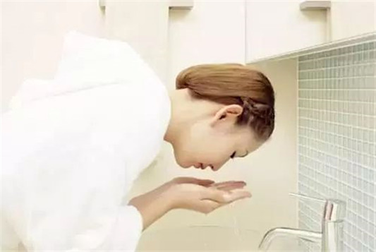 女生在卸妆时谨记「3要2不要」轻松洗出干净脸  卸妆 唇部 肌肤 第3张