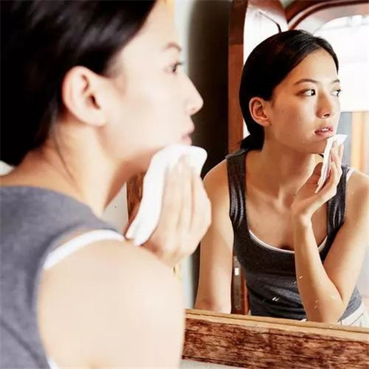 女生在卸妆时谨记「3要2不要」轻松洗出干净脸  卸妆 唇部 肌肤 第5张
