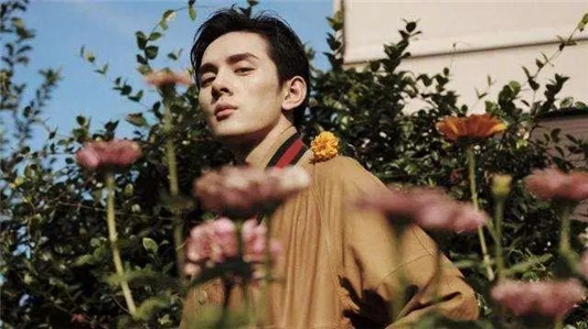 李佳琦一年要试色「上千支口红」，为什么嘴巴还那么Q弹 