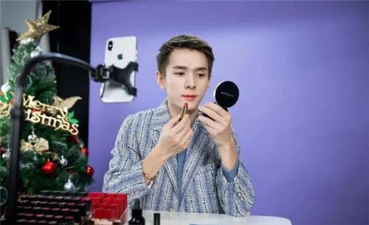 李佳琦一年要试色「上千支口红」，为什么嘴巴还那么Q弹  口红 嘴巴 第3张