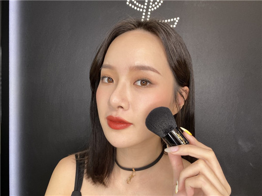 圣罗兰2020七夕情人节限定，猎爱讯号情慾狂放  唇膏 唇露 香水 香精 淡香精 新品 ** 滋润 香味 ** 清新 闪烁 雾面 细緻 轻盈 宝宝 疗癒香氛 春季彩妆 唇彩新品 雾面唇膏 第24张