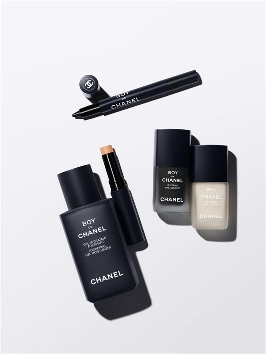香奈儿BOY彩妆系列多款必收新品，成就全新姿态