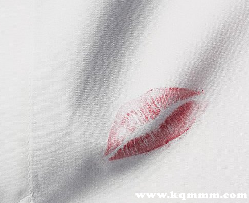 口红弄到白色的衣服上怎么洗掉，口红蹭白衣服上怎么洗