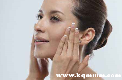 洁面后先用爽肤水还是精华液，爽肤水之后可以用精华液吗