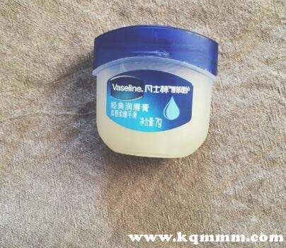 凡士林唇膏和修护晶冻区别，凡士林晶冻能当唇膏吗