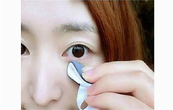 欧莱雅气垫怎么用，简单三步上好底妆  化妆步骤 欧莱雅 第3张