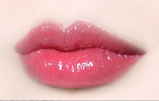 欧莱雅唇釉202试色，显嫩珊瑚粉玻璃唇  试色 欧莱雅 口红 第3张