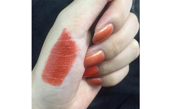 欧莱雅口红枫叶红，LOREAL RB301枫叶红试色  试色 欧莱雅 第2张