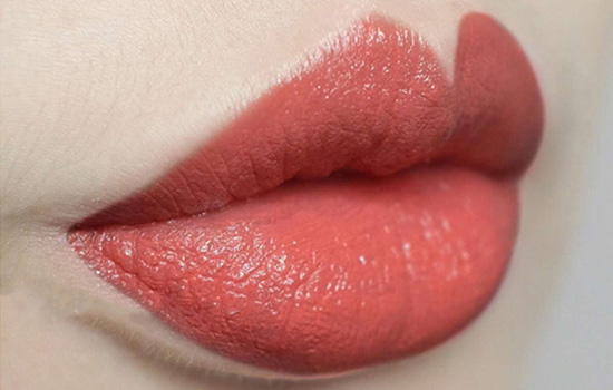 欧莱雅口红c401试色，元气十足珊瑚红  试色 欧莱雅 第3张