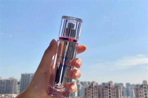 欧莱雅逆时瓶精华使用方法，欧莱雅逆时瓶精华白天能用吗  欧莱雅 欧莱雅逆时瓶精华使用方法 欧莱雅逆时瓶精华白天可以用吗 呼吸37度 第2张