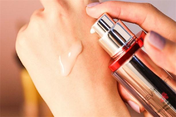 欧莱雅逆时瓶精华多少钱，欧莱雅逆时瓶精华适合年龄  欧莱雅 欧莱雅逆时瓶精华多少钱 欧莱雅逆时瓶精华适合年龄 呼吸37度 第2张