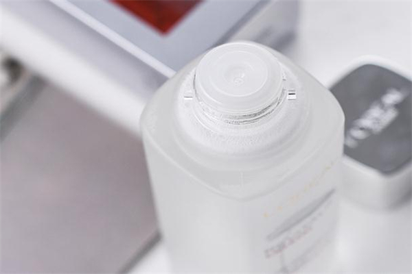 欧莱雅晶莹水怎么用，欧莱雅晶莹水和什么一起用  欧莱雅 欧莱雅晶莹水怎么用 欧莱雅晶莹水和什么一起用 呼吸37度 第2张