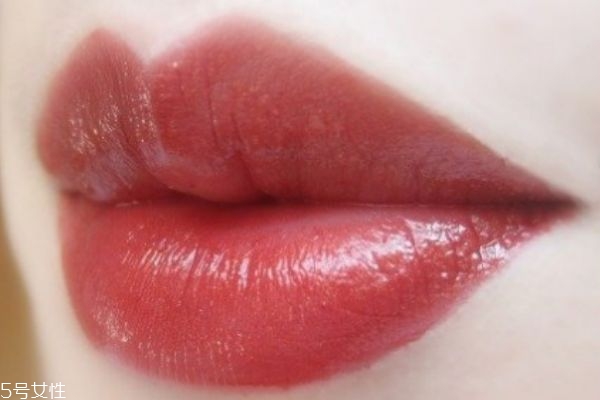 欧莱雅rb301是什么颜色，欧莱雅金管口红rb301试色  欧莱雅 欧莱雅rb301是什么颜色 欧莱雅金管口红rb301试色 呼吸37度 第3张