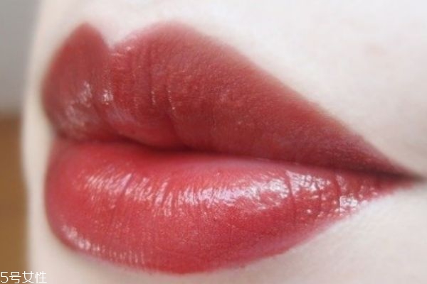 欧莱雅rb301是什么颜色，欧莱雅金管口红rb301试色  欧莱雅 欧莱雅rb301是什么颜色 欧莱雅金管口红rb301试色 呼吸37度 第4张