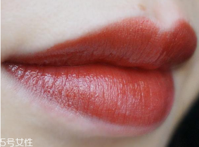 欧莱雅rb301是什么颜色，欧莱雅金管口红rb301试色  欧莱雅 欧莱雅rb301是什么颜色 欧莱雅金管口红rb301试色 呼吸37度 第5张