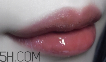 欧莱雅唇釉703试色，欧莱雅唇釉703焦糖奶茶色  欧莱雅 欧莱雅唇釉703 欧莱雅唇釉703试色 呼吸37度 第5张