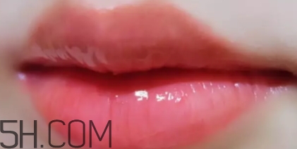 欧莱雅唇釉301和ysl唇釉12号斩男色对比  欧莱雅 欧莱雅唇釉301和ysl12 呼吸37度 第4张