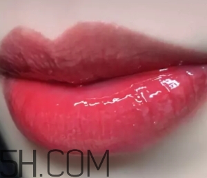 欧莱雅唇釉301和ysl唇釉12号斩男色对比  欧莱雅 欧莱雅唇釉301和ysl12 呼吸37度 第5张