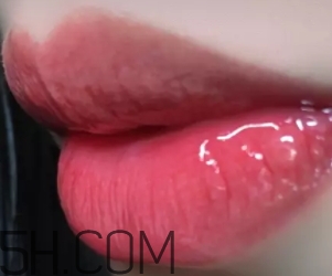 欧莱雅唇釉301和ysl唇釉12号斩男色对比  欧莱雅 欧莱雅唇釉301和ysl12 呼吸37度 第6张