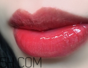 欧莱雅唇釉301和ysl唇釉12号斩男色对比  欧莱雅 欧莱雅唇釉301和ysl12 呼吸37度 第7张
