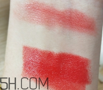欧莱雅美女与野兽**口红377试色  欧莱雅 欧莱雅美女与野兽**377 呼吸37度 第2张