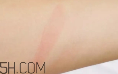 欧莱雅唇釉307和ysl407一样吗，试色对比  欧莱雅 欧莱雅唇釉307和ysl407 呼吸37度 第5张