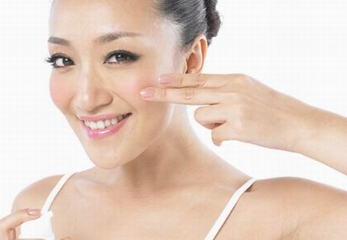 皮肤缺水的原因，皮肤缺水的症状 补水保湿皮肤不衰老