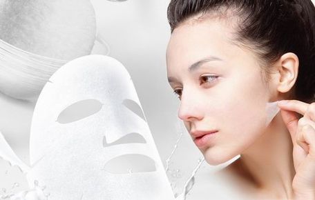 如何让面膜吸收的更好更多，先用热毛巾敷脸打开毛孔