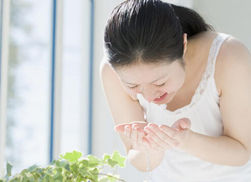 白醋祛斑小偏方，一周一次深层淡化色斑的好方法  祛斑护肤 第2张