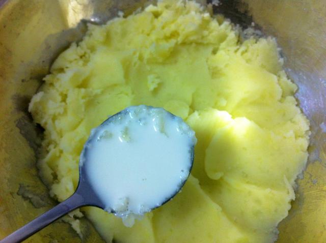 土豆美容方面的功效，祛斑 美白 补水 去黑眼圈效果都很好  祛斑美白补水去黑眼圈 第3张