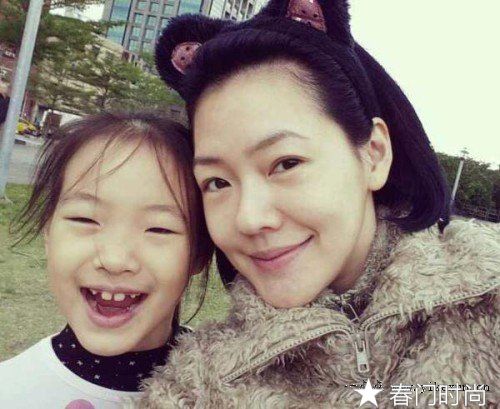 妈妈从小给女儿化妆，造成女儿矮小症