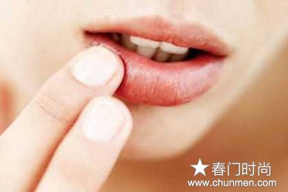嘴唇干裂蜕皮怎么办，嘴唇干裂怎么办 嘴唇干裂快速痊愈