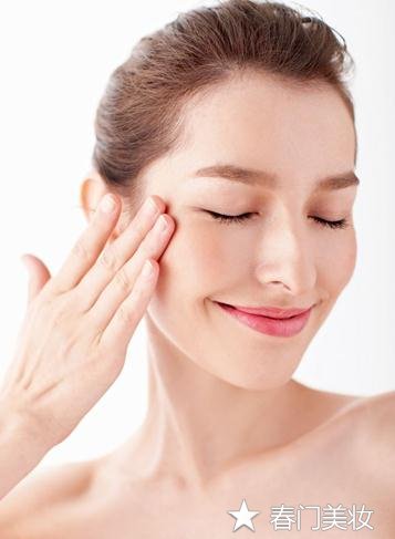 用盐洗脸妙处多，紧致嫩肤去角质，你试过吗，