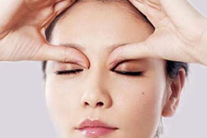 精油按摩去黑眼圈怎么做，