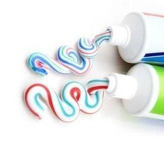 牙膏去黑头的方法