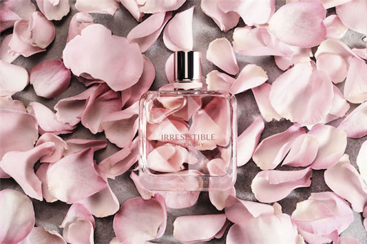 Givenchy纪梵希「倾城香水」热情登场  纪梵希 香水 玫瑰 givenchy 自由 魅力 悦动 雪松 香调 新品 第5张