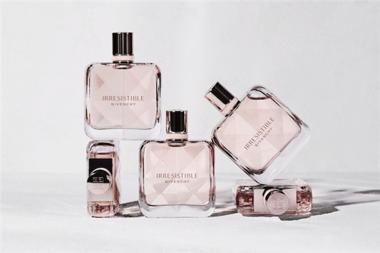 Givenchy纪梵希「倾城香水」热情登场  纪梵希 香水 玫瑰 givenchy 自由 魅力 悦动 雪松 香调 新品 第8张