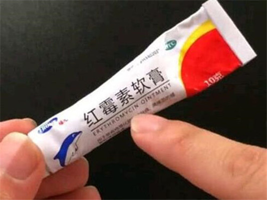 戴口罩闷痘可以用红霉素软膏吗  戴口罩 红霉素软膏 美白祛黄 第2张