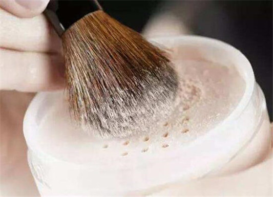 散粉会影响防晒霜的效果吗，散粉还用么  散粉 美白祛黄 第2张