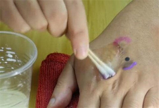 没有卸妆水在家怎么diy卸妆水用