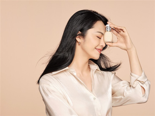  Sisley法国希思黎轻柔持妆粉底液焕亮上市 轻柔粉底液 持妆粉底液 法国希思黎 明星产品 姚晨 彩妆 全新 上市 资讯 第2张