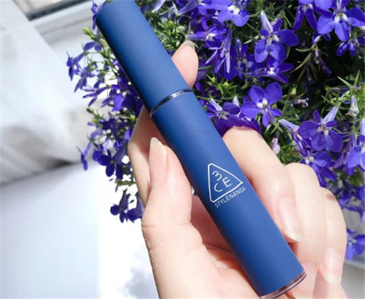 3CE限定复古蓝管唇釉speak up口红试色，冲这包装也得入啊  3CE 唇釉 第1张