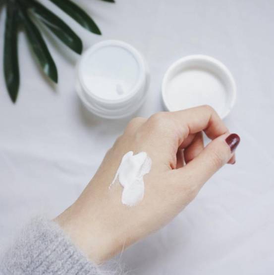 天天用素颜霜脸变黑了是怎么回事 素颜霜 素颜霜害处 美妆 第1张