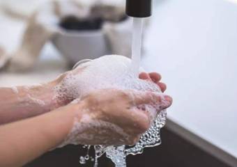 秋天用冷水洗脸好还是热水洗脸好 洗脸 秋天洗脸 美妆 第1张