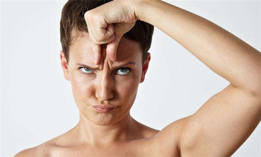 额头中间的竖纹怎样能去掉 皱纹 额头皱纹 美妆 第2张