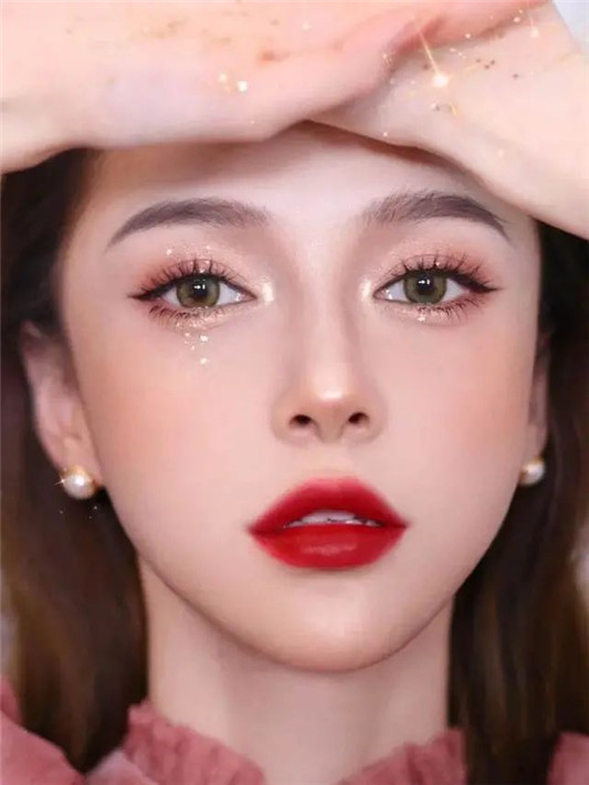 众人期待的圣诞节马上来临，脱单约会的妆容教程，请注意查收 圣诞节 美妆 第2张