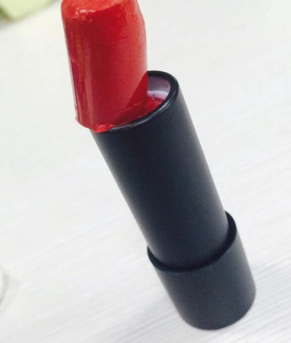 天气热口红化了怎么办，夏天唇膏保存方法 口红 口红化了 夏天口红容易化 美妆 第2张